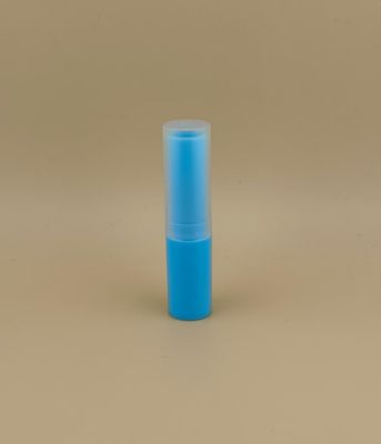 عبوة شفتين زرقاء صغيرة مع غطاء صاف للشفتين