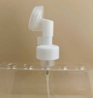 تصميم دقيق مضخة رغوة بلاستيكية بيضاء كبيرة مع فرشاة لقوارير غسيل الجسم