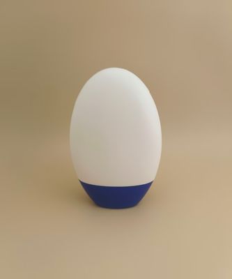 زجاجة بلاستيكية بيضاء ناعمة بغطاء أزرق للشامبو