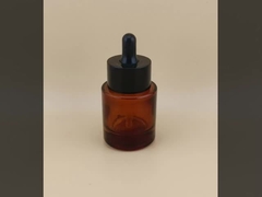 زجاجة قطارة صغيرة سوداء بتصميم دقيق لجوهر الوجه