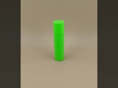 عبوة شفتين خضراء صغيرة ناعمة مع غطاء وردي لـ أحمر الشفاه