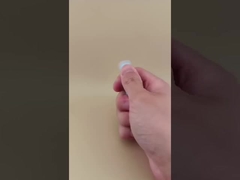 عبوة شفتين زرقاء صغيرة مع غطاء صاف للشفتين