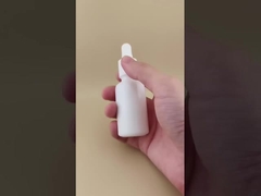 تصميم دقيق زجاجة قطارة مستديرة ناعمة بيضاء للعناية بالبشرة