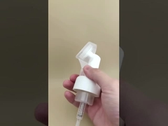 تصميم دقيق مضخة رغوة بلاستيكية بيضاء كبيرة مع فرشاة لقوارير غسيل الجسم