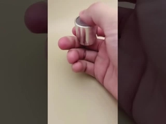 زجاجات العناية بالبشرة من الألومنيوم البلاستيكية الفضية المستديرة غطاء سلس مع زر واضح