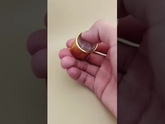 غطاء دائري أملس من الألومنيوم والبلاستيك بلون أصفر مع زر شفاف لزجاجات العناية بالبشرة