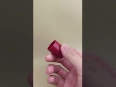 تصميم جميل غطاء بلاستيكي أحمر لزجاجات العناية بالبشرة