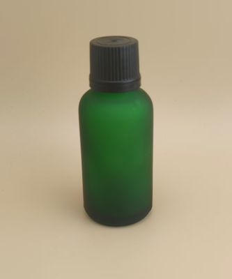 زجاجة زجاجية خضراء داكنة غير لامعة بتصميم دقيق وشفاف وناعم لخلاصة